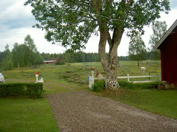 Garteneinfahrt in Brunnvalla