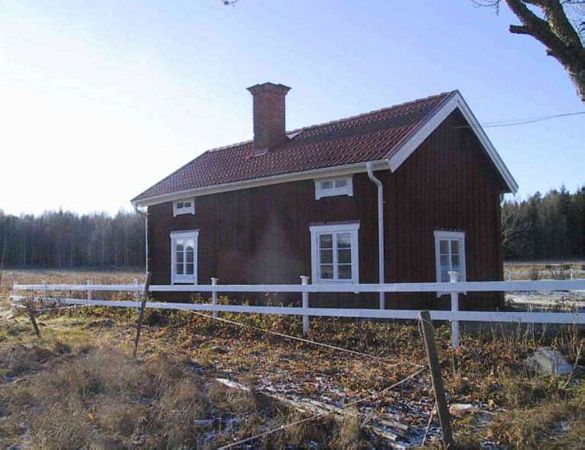Renoviertes Stuga (schwedisches Sommerhaus) vom 17. Jahrhundert in der Novembersonne.