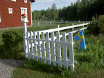 Schwedisches Gartentor mit Schwedenfahne in Brunnvalla anklicken um vergrssert zu sehen